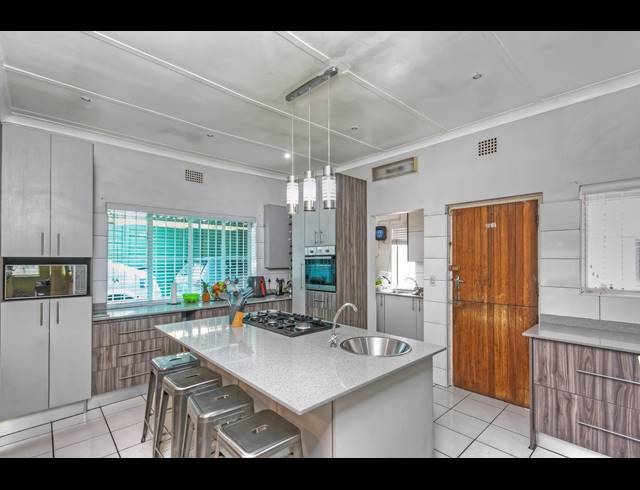 4 BEDROOM FREEHOLD FOR SALE IN BRAMLEY